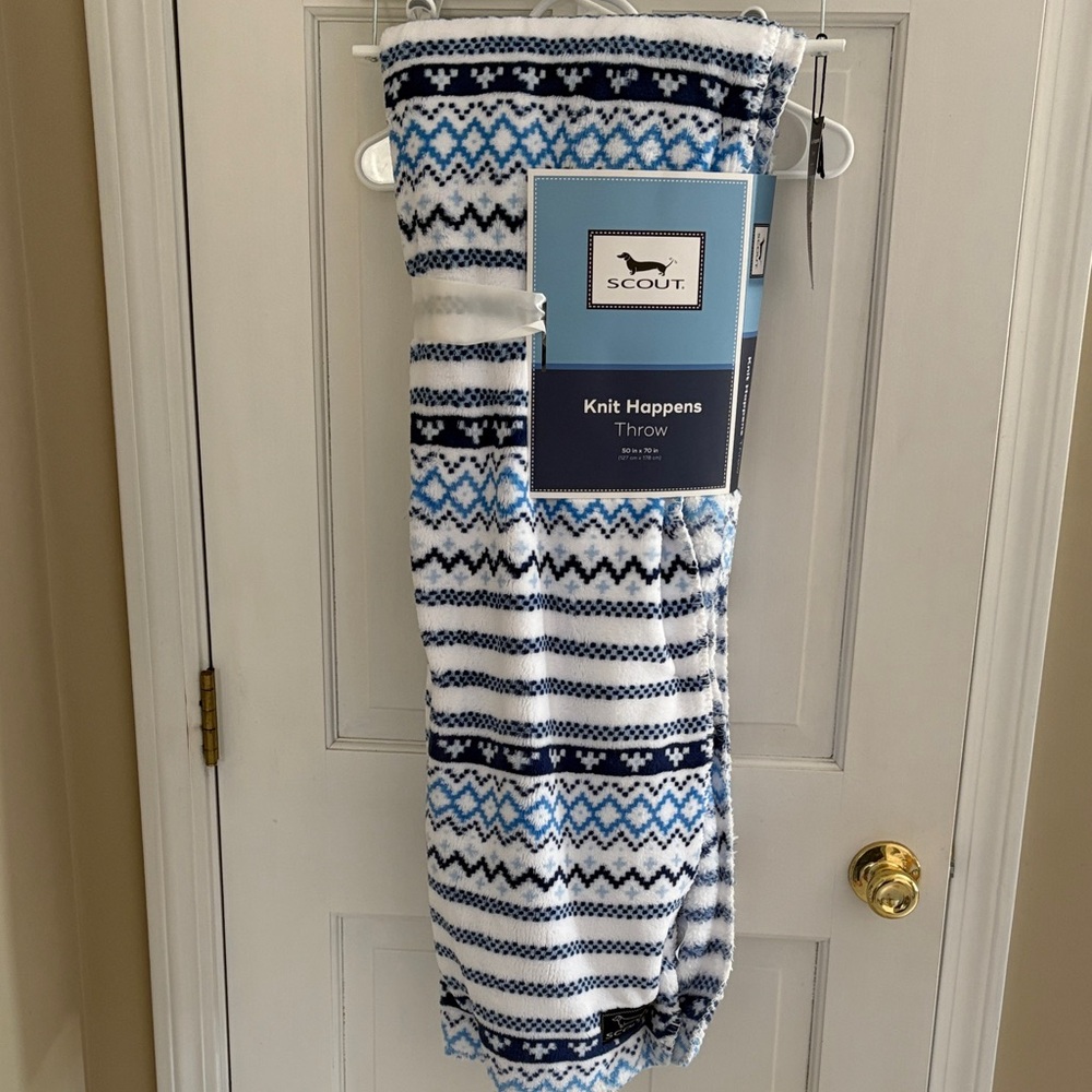 Scout Cozy Blue and White throw in knit happens bnwt